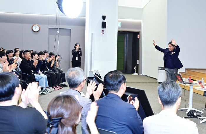 LG전자 류재철 CEO가 최근 서울 마곡 LG사이언스파크에서 열린 구성원 대상 타운홀 미팅에 입장하고 있다. 사진 | LG전자