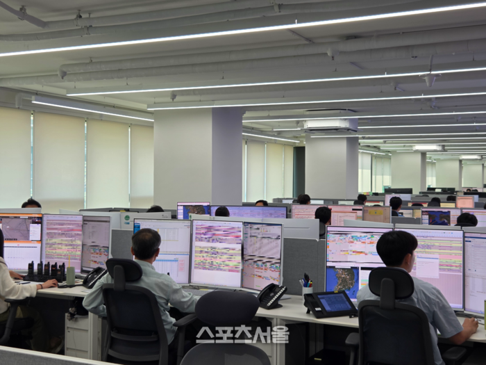 운항통제실은 항공기 운항에 필요한 모든 변수를 꼼꼼하게 통제하고 관리하는 종합 컨트롤 타워다. 기상 전문가, 운항 관리사, 정비 관리자 등 각 분야의 베테랑들이 한데 모여 실시간으로 전 세계의 하늘길과 공항 상태를 모니터링한다. 사진 | 원성윤 기자 socool@sportsseoul.com