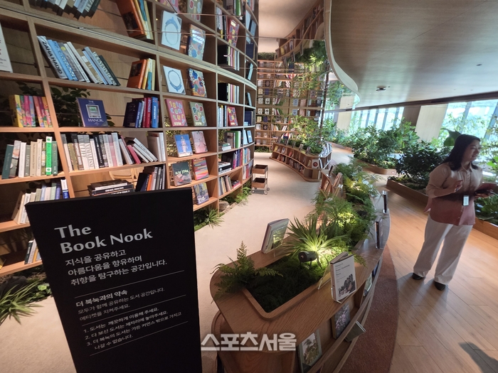 진정한 의미의 ‘웰니스(Wellness)’는 개인의 신체적 건강을 넘어 정신적 풍요, 그리고 우리를 둘러싼 환경과의 건강한 공존을 의미한다. 단순한 휴양 시설을 넘어 라이프스타일의 새로운 비전을 제시하고 있는 소노트리니티그룹(이하 소노)의 행보가 주목받는 이유다. 사진은 서울 마곡나루 신사옥 내 ‘더 북 녹’의 모습. 사진 | 원성윤 기자 socool@sportsseoul.com