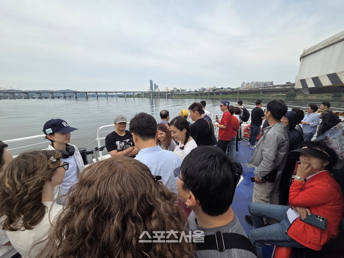 한강버스 야외 데크로 나온 탑승객들이 탁 트인 한강과 서울의 스카이라인을 감상하며 사진을 찍고 있다. 사진 | 원성윤 기자 socool@sportsseoul.com