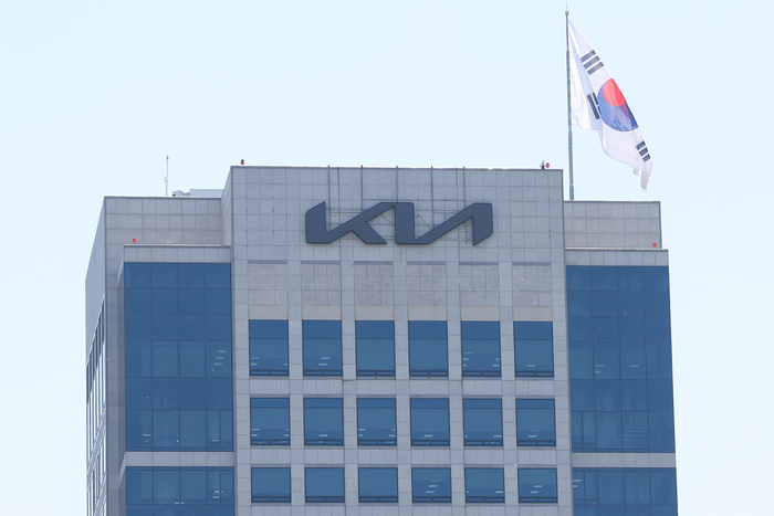기아가 현대자동차를 꺾고 국내 자동차 시장 월간 판매량 1위에 등극했다. 기아가 ‘형님’ 격인 현대차의 내수 판매량을 앞지른 것은 지난 1998년 이후 무려 28년 만의 이변이다. 사진 | 연합뉴스