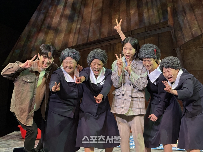 19일 뮤지컬 ‘오지게 재밌는 가시나들’ 프레스콜에서 (왼쪽부터) 강정우, 허순미, 구옥분, 신진경, 김나희, 강하나가 대표 넘버 ‘오지게 재밌는 가시나들’을 시연하고 있다. 글·사진 | 표권향 기자 gioia@sportsseoul.com