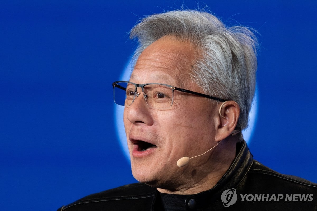 '칩 왕'에서 '큰손'으로…엔비디아, AI 생태계 전방위 지분 투자 1 엔비디아 AI 투자 확대를 보여주는 데이터센터 및 기술 장면