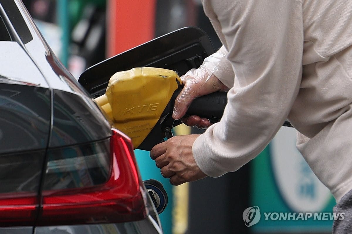 석유 최고가격제와 주유소 가격 조정 장면 인포그래픽
