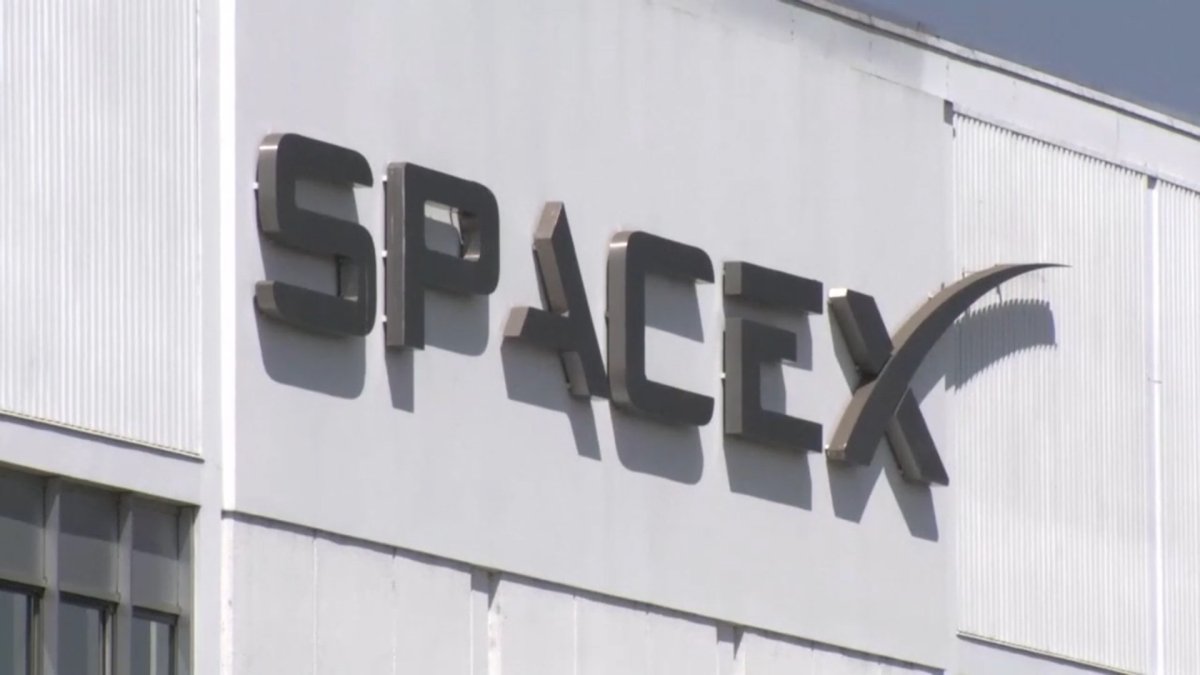 24년 베일 벗은 머스크의 우주기업…스페이스X, '112조' IPO 도전장 1 스페이스X 로고와 로켓이 함께 보이는 상장 공시 관련 보도 사진