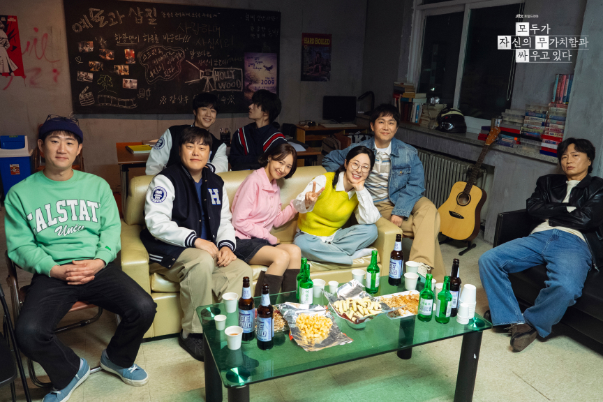 〈모두가 자신의 무가치함과 싸우고 있다〉 8인회 과거 장면 촬영 현장