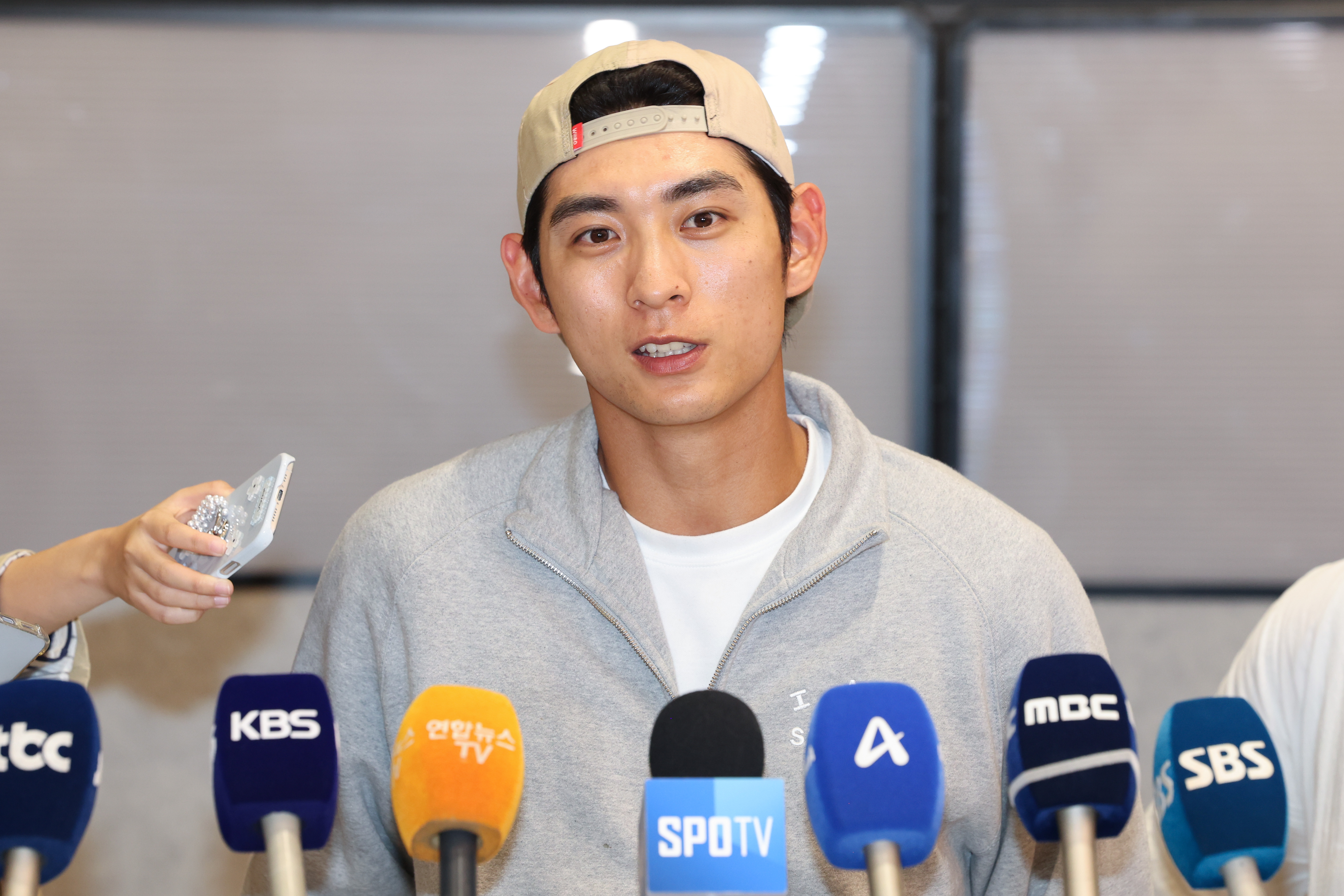 (영종도=연합뉴스) 임화영 기자 = 미국프로야구 메이저리그(MLB)에서 두 번째 시즌을 마친 샌프란시스코 자이언츠 이정후가 30일 인천국제공항을 통해 귀국한 뒤 취재진의 질문에 답하고 있다.