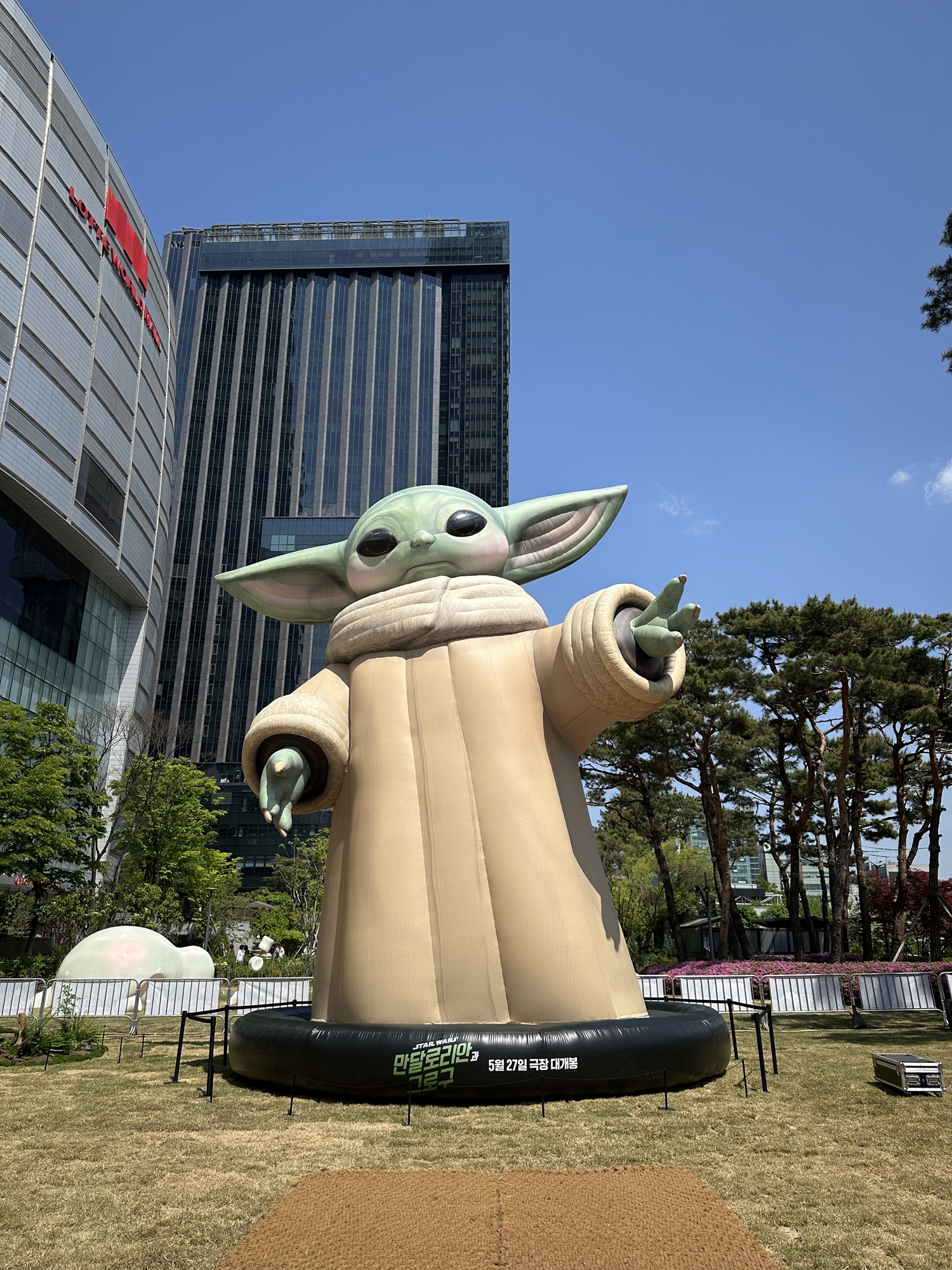 〈만달로리안과 그로구〉 거대 그로구 조형물