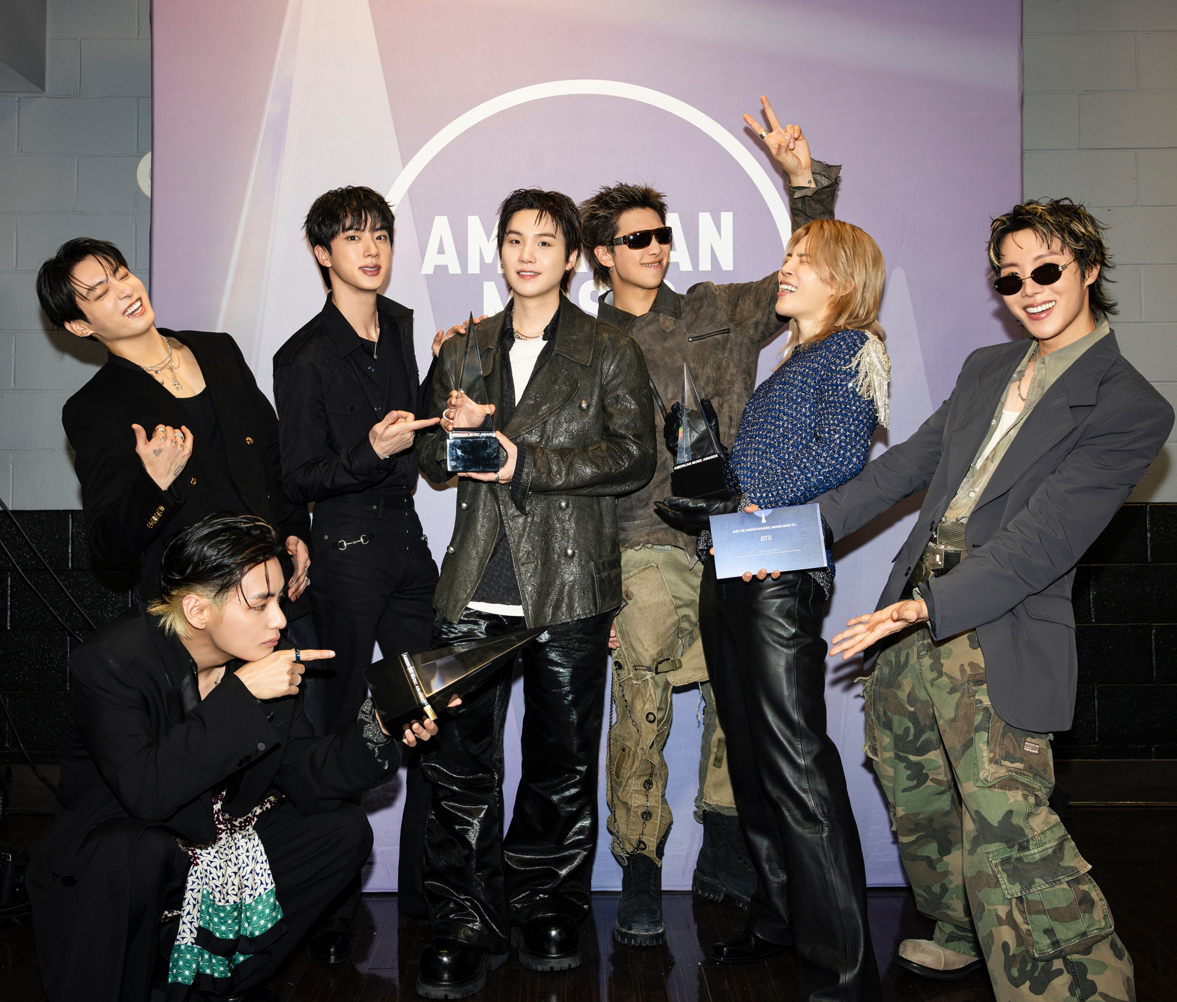 BTS, AMA서 두 번째 대상 등 3관왕 / 미국 3대 대중음악 시상식 '아메리칸 뮤직 어워즈(AMA)'에서 통산 두 번째로 대상에 해당하는 '올해의 아티스트' 수상