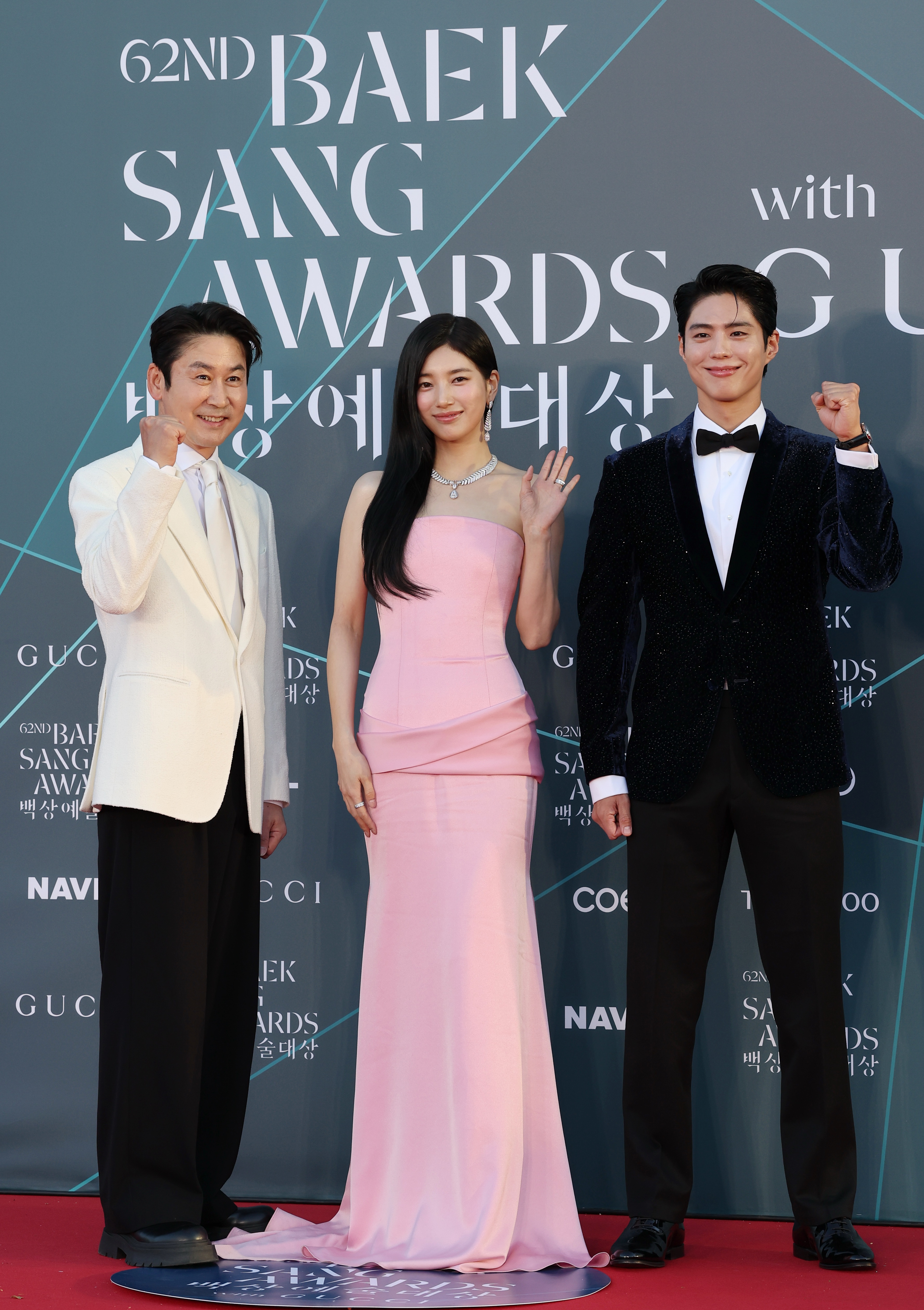 제62회 백상예술대상 시상식에서 사회를 맡은 코미디언 신동엽(왼쪽부터), 가수 수지, 배우 박보검