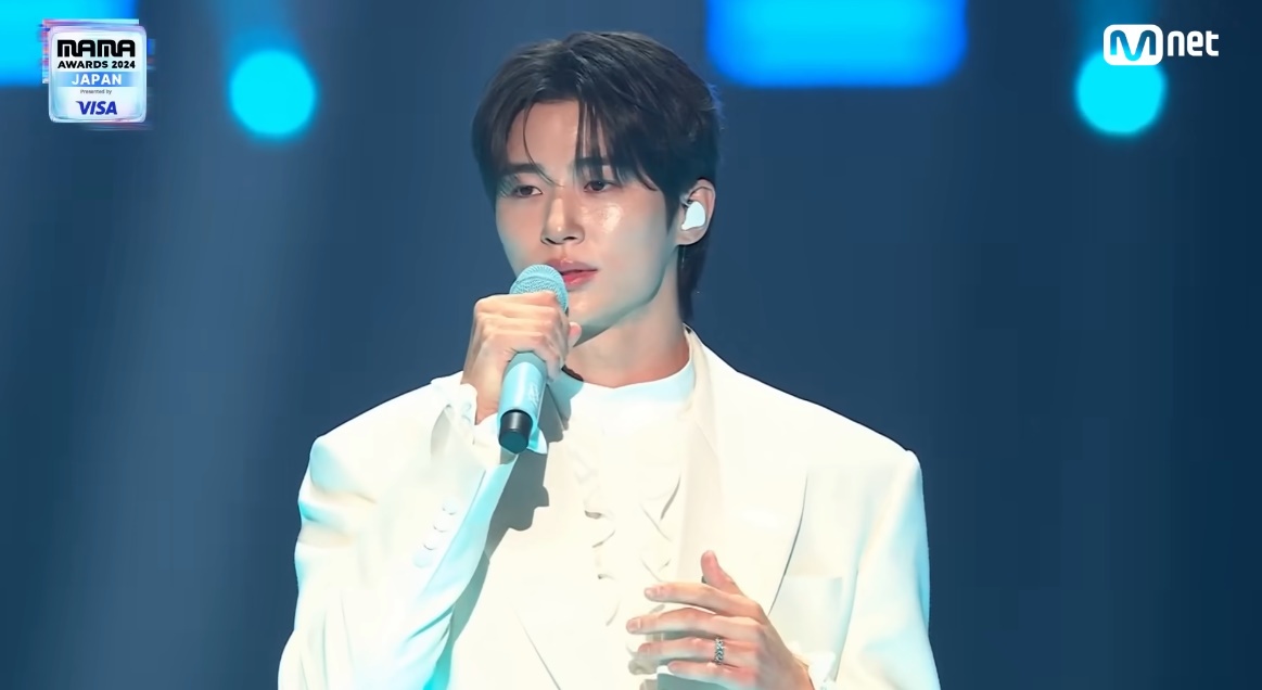 '2024 MAMA 어워즈'에서 노래하는 배우 변우석[Mnet 유튜브 캡처. 재판매 및 DB 금지]