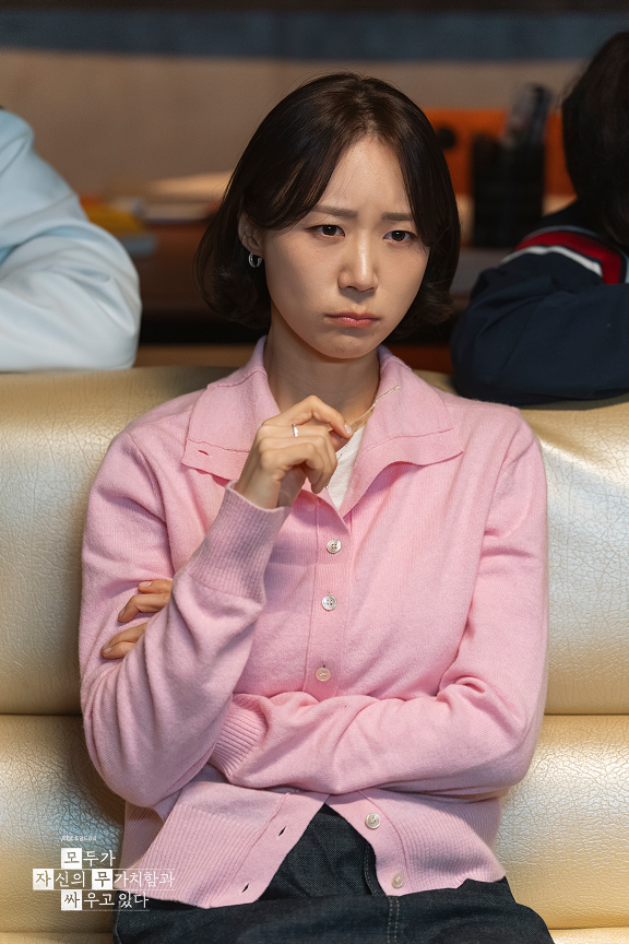 〈모두가 자신의 무가치함과 싸우고 있다〉