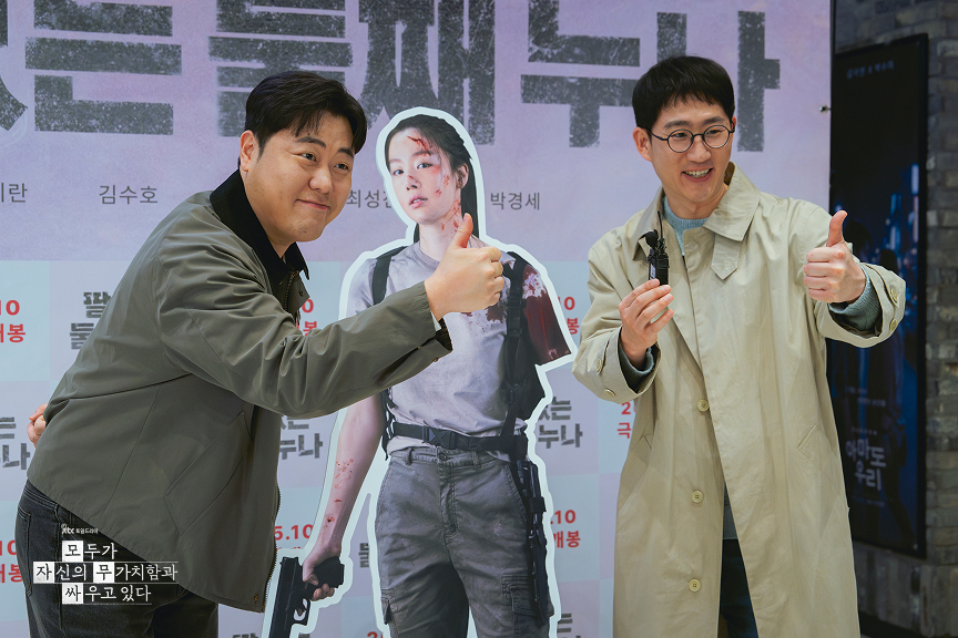 〈모두가 자신의 무가치함과 싸우고 있다〉