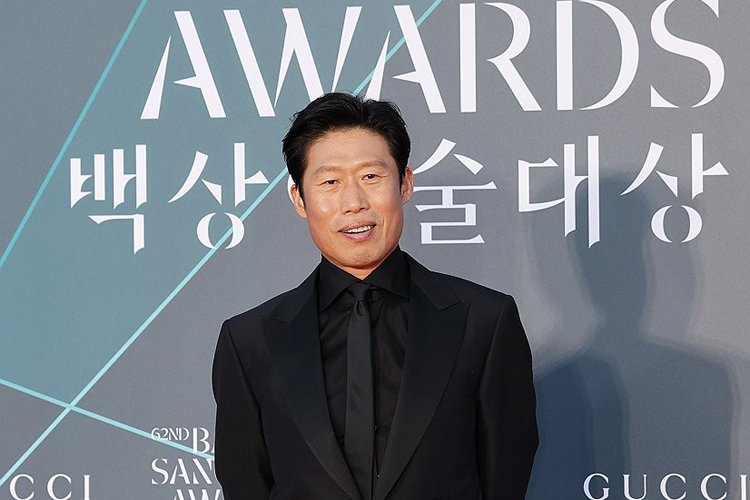 제62회 백상예술대상 영화 최우수연기상 후보에 오른 배우 유해진이 시상식 레드카펫 행사에서 포즈