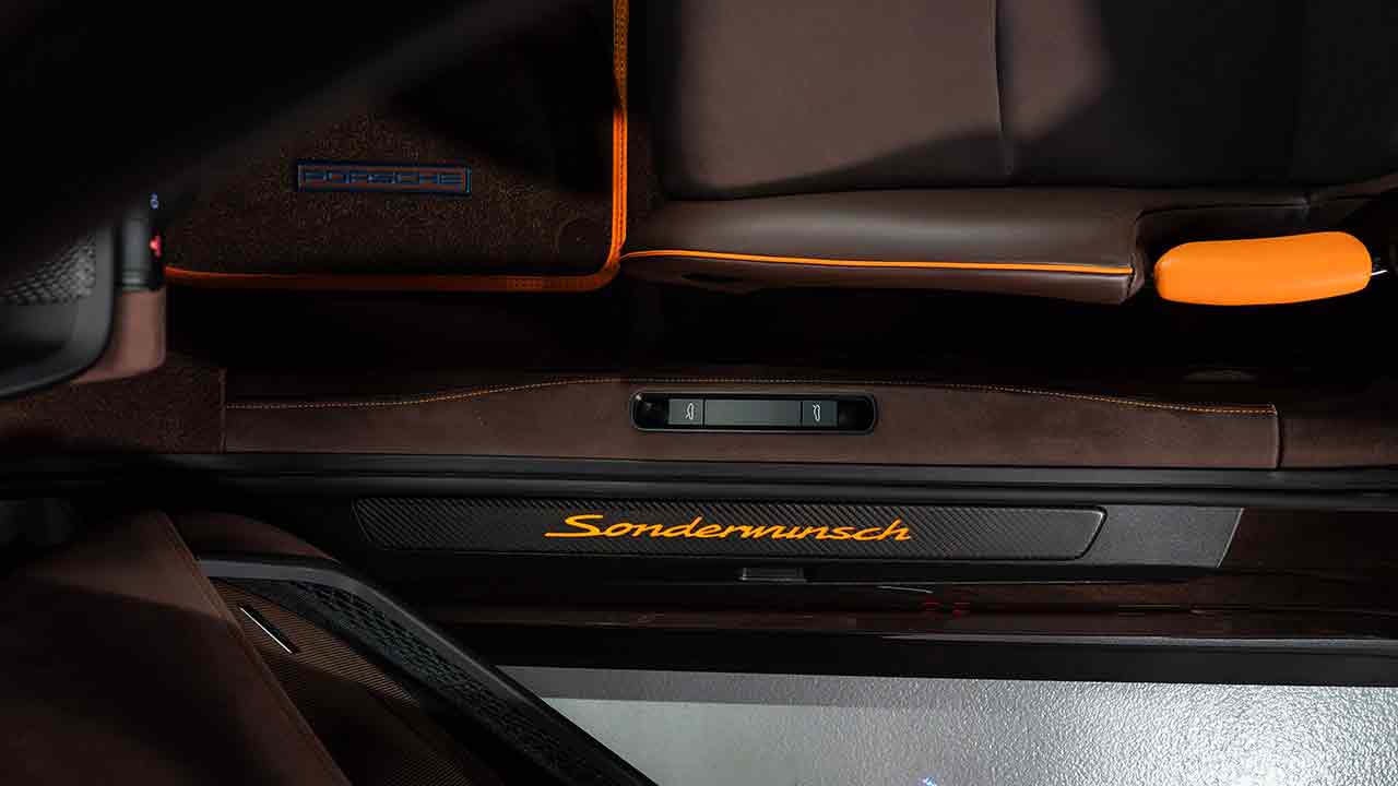 포르쉐 2027년형 911 GT3 RS 존더분쉬 도어 스카프 / 사진=포르쉐