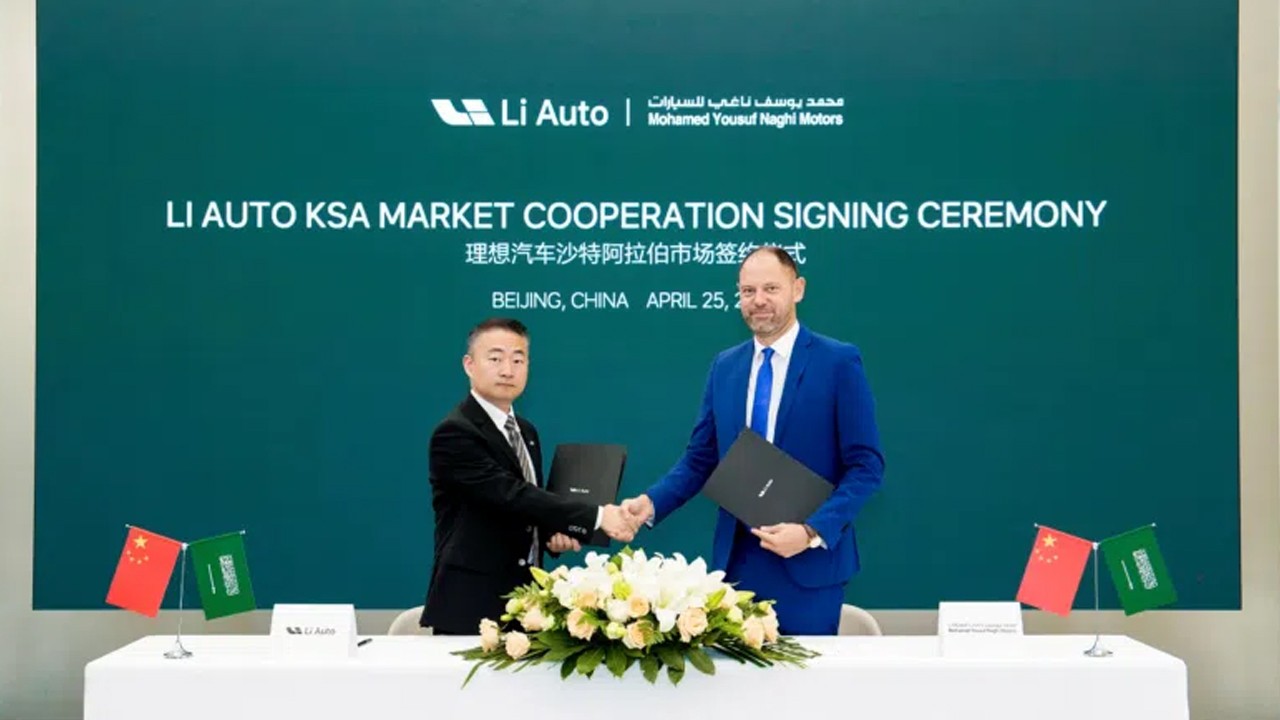 리 오토(Li Auto)와 사우디아라비아의 모하메드 유수프 나기 모터스(Mohamed Yousuf Naghi Motors)의 전략적 파트너십을 체결하는 장면 / 사진=리오토