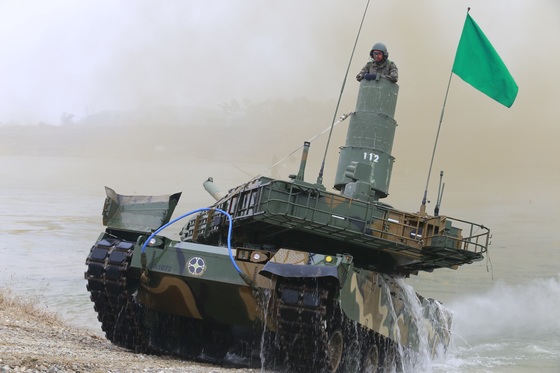 55t 탱크가 바로 강물로…K-2 전차 잠수도하 훈련 | 중앙일보