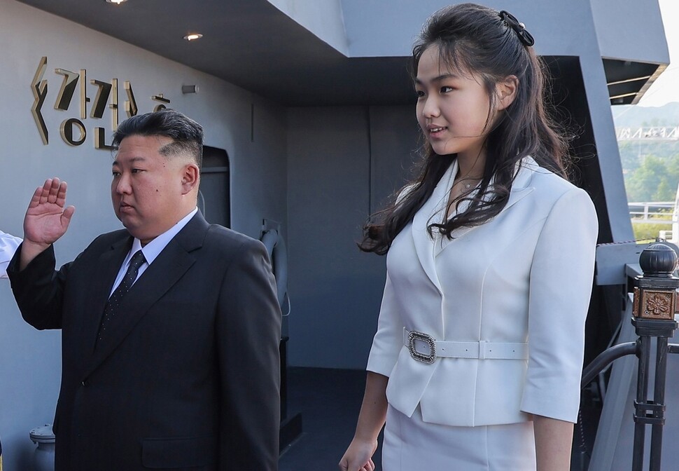 김주애가 후계자인 건 북에선 다 알아” “아냐, 오빠가 있는데…”