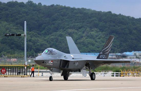 KF-21 첫 비행 성공...'한국형 전투기' 새 역사 활짝 | 아주경제
