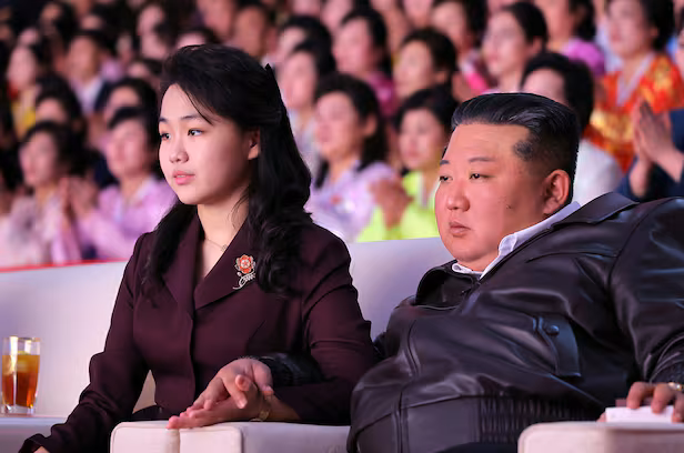 김정은, '여성의 날' 김주애와 손깍지 끼고 공연 관람… 처음으로 연설까지