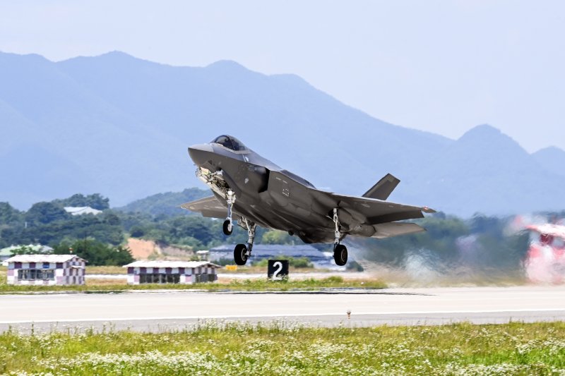 공군 '쌍매훈련' 중 현존 최강 미 공군 F-22 랩터와 연합공중훈련 실시 - 파이낸셜뉴스