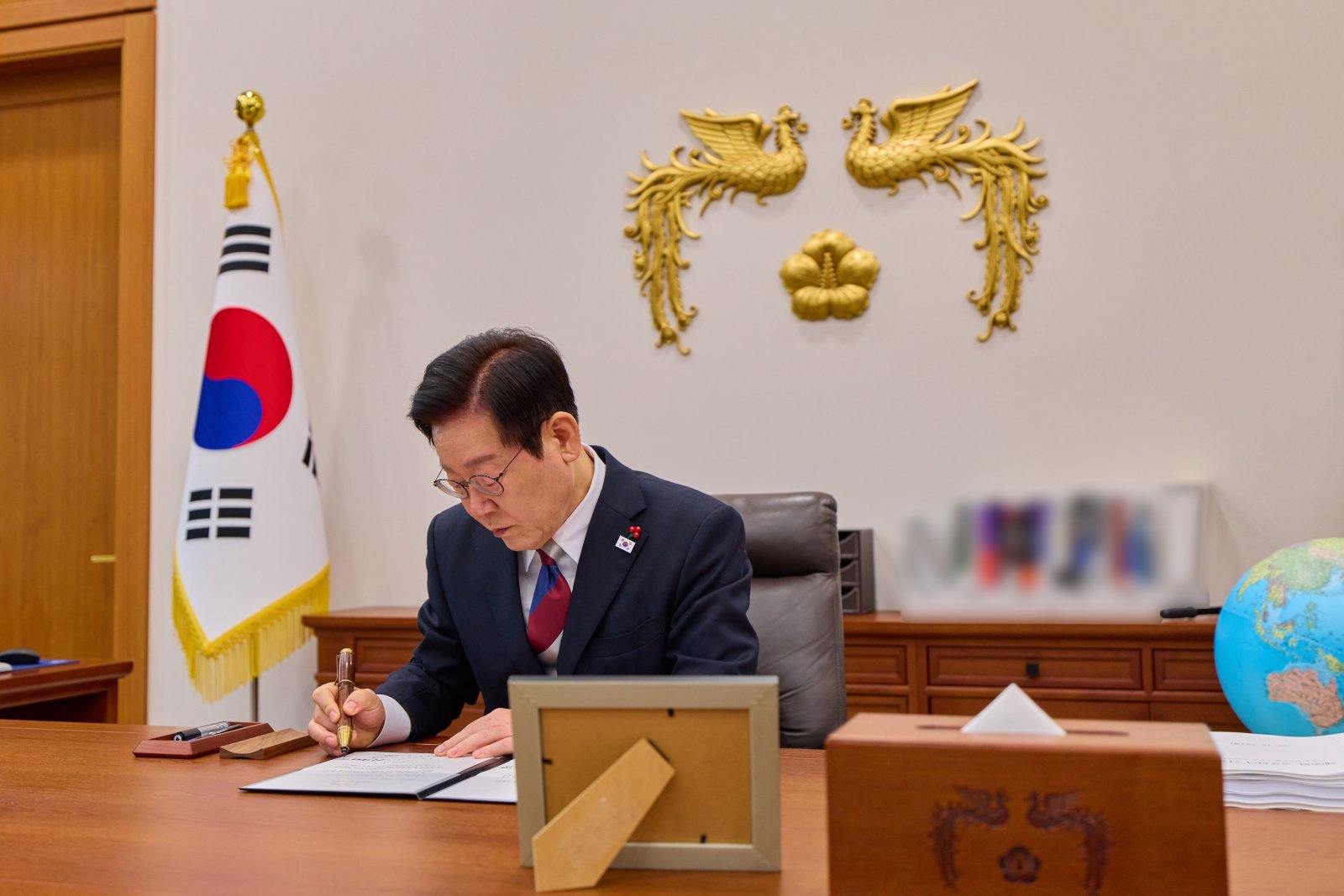 청와대 출근한 李, 지하벙커 비상집무실서 “여기 쓸 일은 없겠죠”｜동아일보