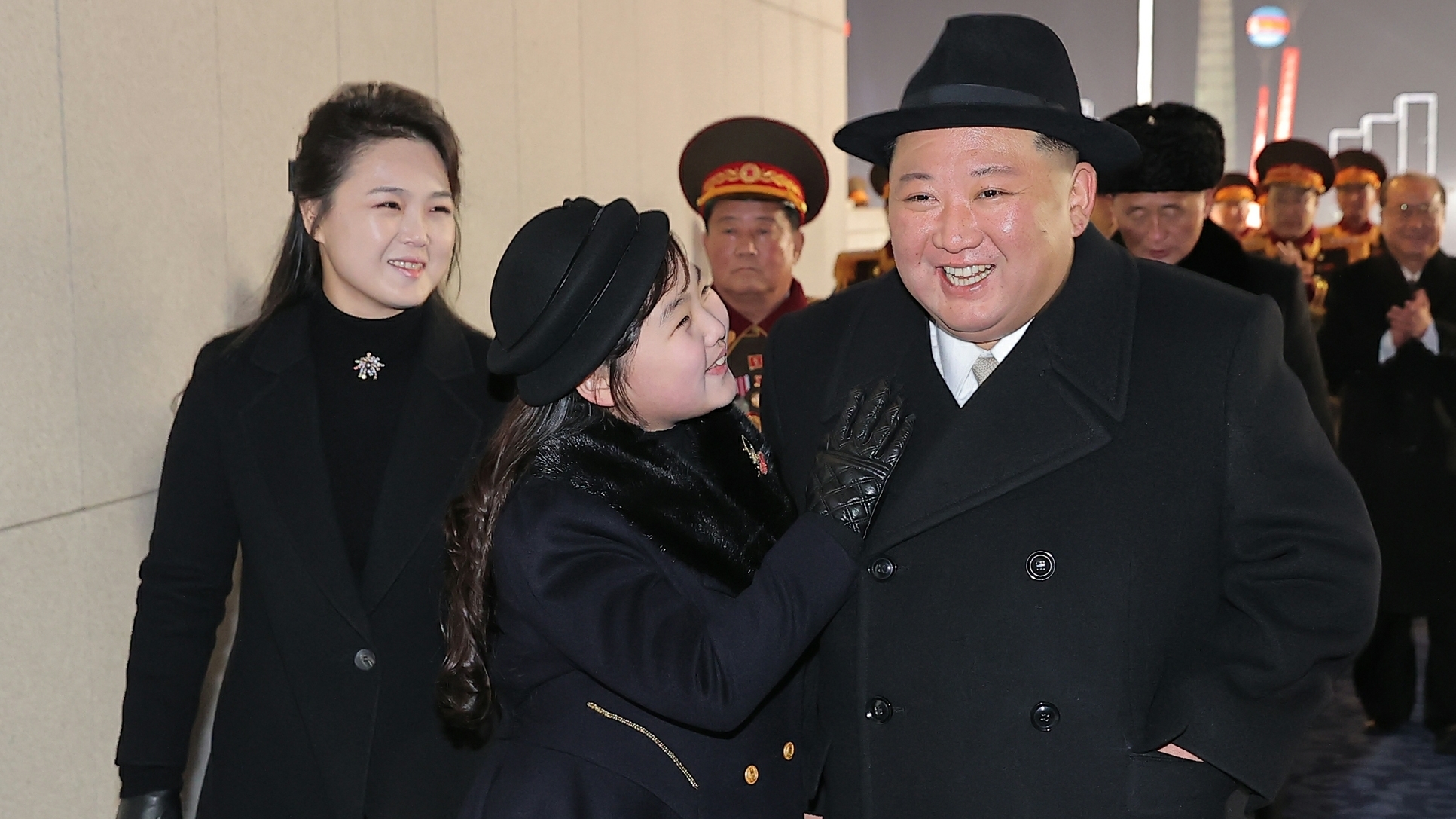 北전문가 “김정은, 아들 있어도 정상 아닐 것…딸 주애 후계자 수업 중”