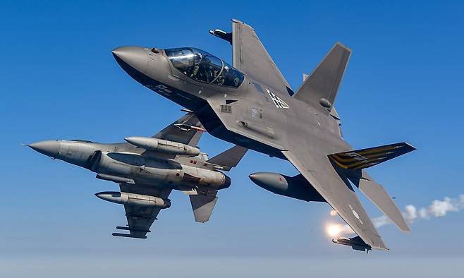 F-35 닮은' KF-21, 이젠 완전 스텔스로 간다 [박수찬의 軍]