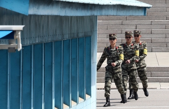북한군 판문점 근무자, 다시 권총 찼다…'JSA 비무장화' 파기
