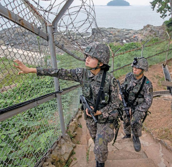 박용한의 배틀그라운드] 지금 초등생 군대갈땐 병력 부족…결국 여성 징집시대 오나 | 중앙일보