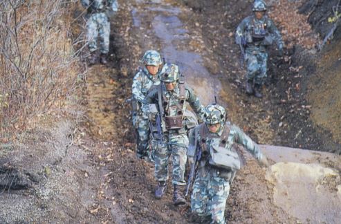 일본 자위대 교전 훈련서 동료에게 '실탄 난사' 미스터리 | 중앙일보