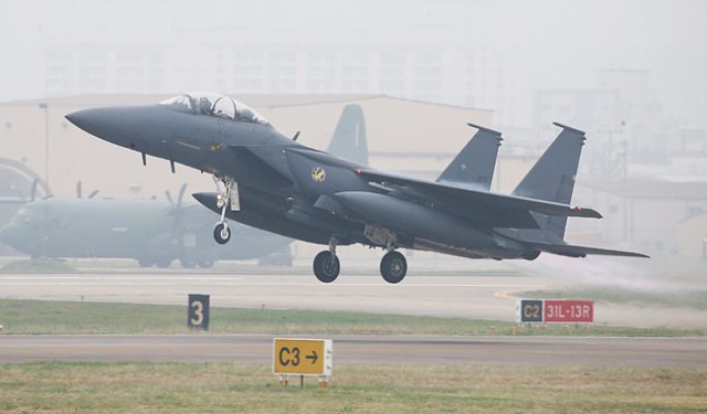 15년 된 우리 공군 주력 F-15K, 미사일 한 발 날려보지 못하고 잿더미 될라｜동아일보