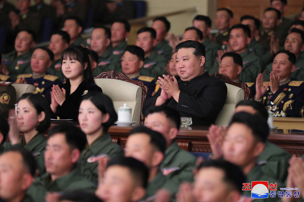 공군사령부 찾은 김정은 “달걀에 사상 재우면 바위 깰 수 있다”