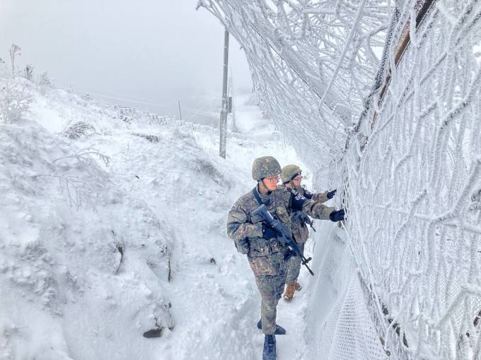 전선에 눈이 내렸다…최전방 경계병 눈빛이 반짝인다