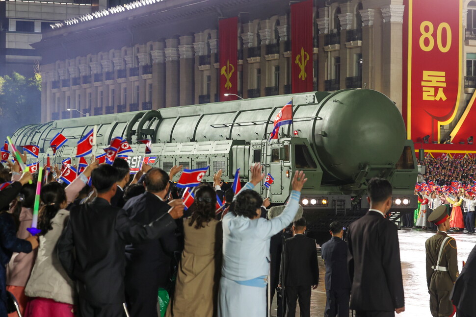 북, 새 ICBM '화성포-20형' 열병식서 공개…“최강의 핵전략”