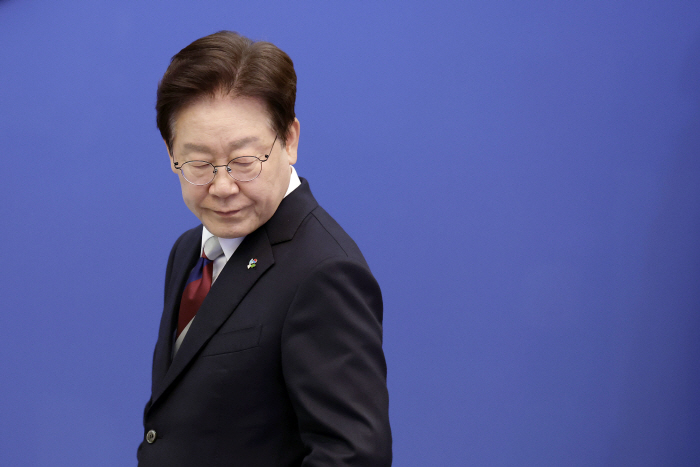 수석보좌관회의 입장하는 이재명 대통령