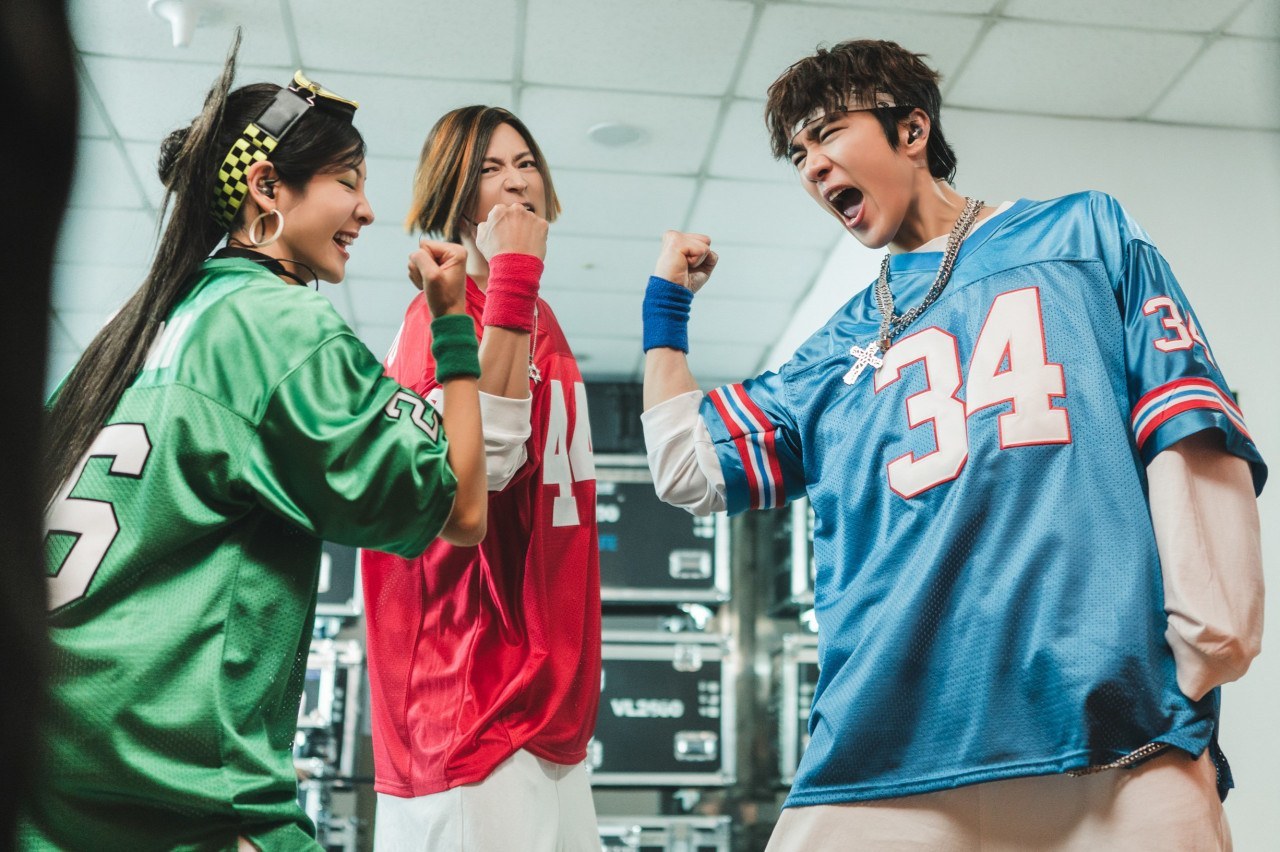 </h3>
<p>引用：映画『ワイルド・シング』” /><figcaption></h3>
<p>引用：映画『ワイルド・シング』</figcaption></figure>
</p>
<h3>伝説のグループ「トライアングル」が20年ぶりに帰還</h3>
<p>『ワイルド・シング』は、1990年代の音楽シーンを席巻した男女混成ダンスグループ「トライアングル」の再結成を描く作品である。</p>
<p>リーダー兼メインダンサーのファン・ヒョヌ役をカン・ドンウォン、ボーカルのドミ役をパク・ジヒョン、ラッパーのサング役をオム・テグが演じる。</p>
<p>華々しくデビューしたトライアングルだったが、盗作騒動によってグループは解散してしまう。</p>
<p>それから20年後、メンバーたちは再結成公演のオファーを受ける。</p>
<p>ヒョヌに江原道（カンウォン道）の万博誘致祈願公演のステージが与えられるが、その条件はトライアングル完全体としてヒット曲を披露することだった。</p>
<p>20年後の現在、ヒョヌは忘れ去られた元スターとなり、サングは保険数理士、ドミは財閥一家の嫁としてそれぞれの人生を歩んでいる。</p>
<p>ヒョヌが人生最後のチャンスをつかむため、散り散りになったメンバーたちを再び集める過程が物語の中心となる。</p>
<figure><img decoding=