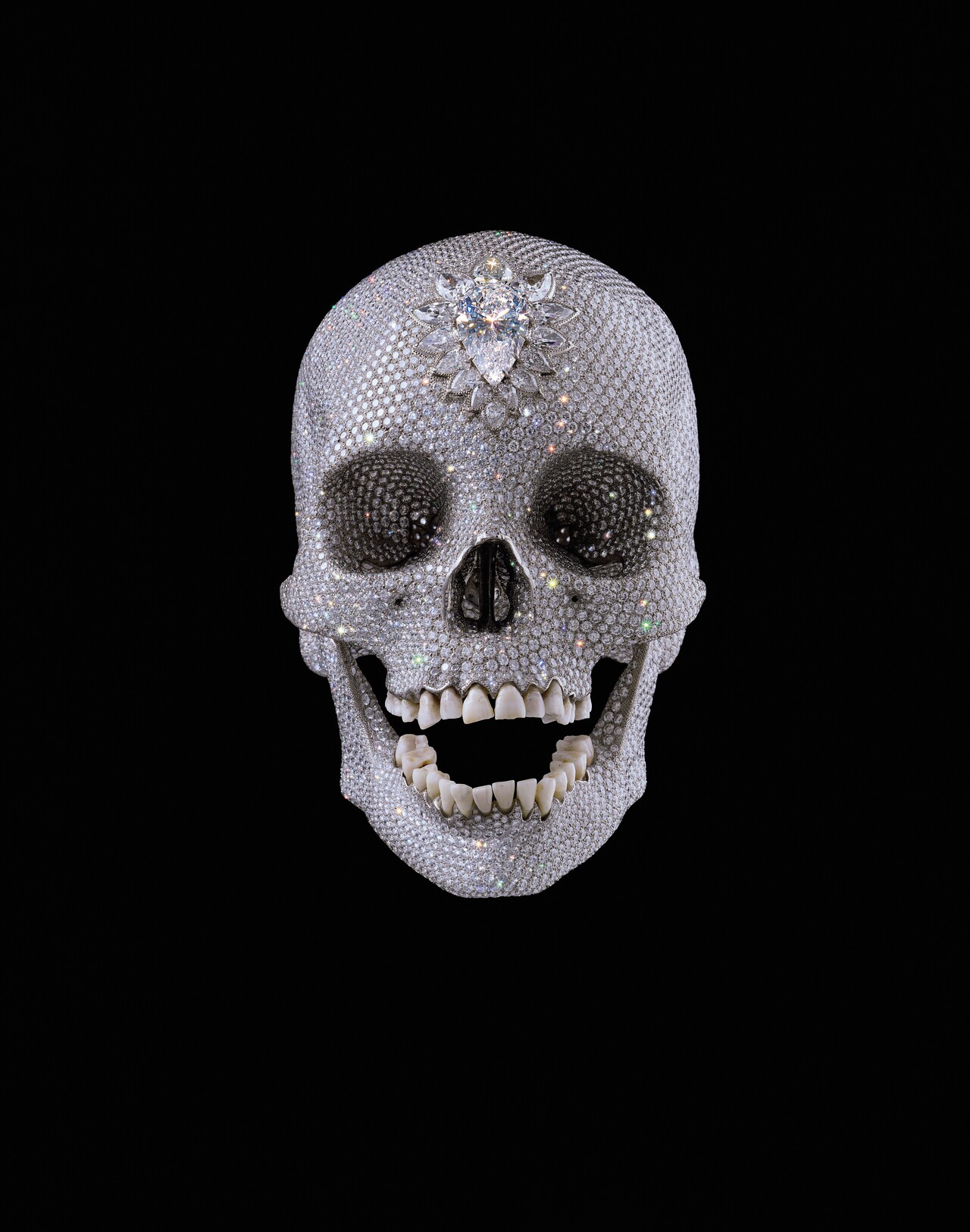 데미안 허스트 대표작, 「신의 사랑을 위하여」, 2007 백금, 다이아몬드, 인간의 치아, 17.1 × 12.7 × 19 cm. © Damien Hirst and Science Ltd. All rights reserved, DACS 2026. Photographed by Prudence Cuming Associates