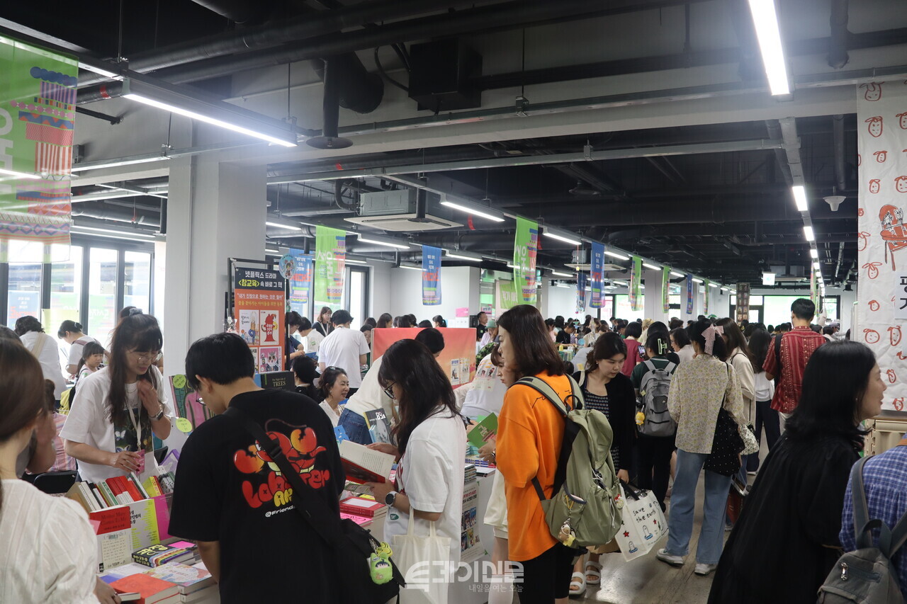 26일 오전 서울 용산구에 위치한 노들섬 노들라운지에서 서울제대로도서전이 열렸다. https://www.instagram.com/p/DYmDXJFGb_4/?img_index=1