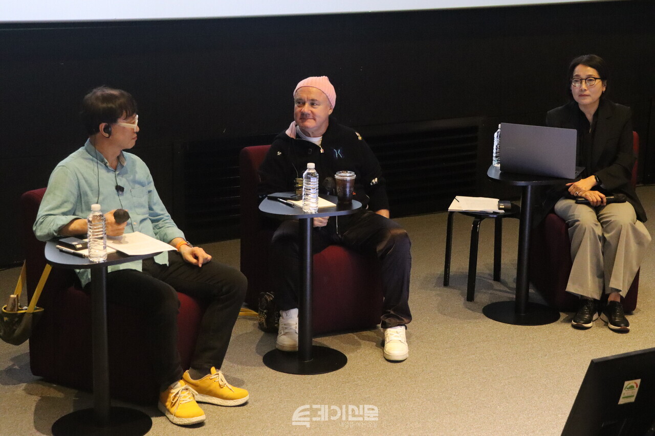 지난 10일 오후 국립현대미술관 서울관에서 열린 작가와의 대화에 (왼쪽부터) 이진경 서울과학기술대학교 교수, 데미안 허스트, 송수정 국립현대미술관 학예연구관이 참석했다. ©투데이신문