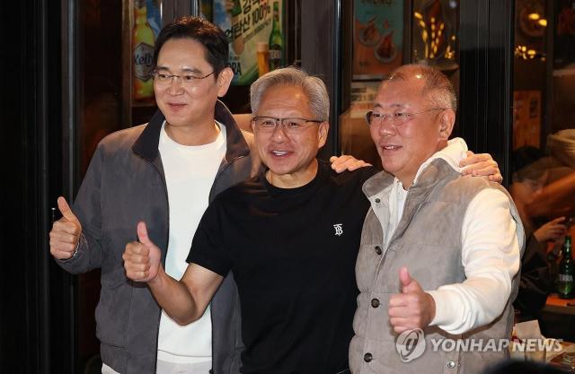 젠슨 황 엔비디아 최고경영자가 지난해 10월 30일 서울 삼성동 한 치킨집에서 이재용 삼성전자 회장 정의선 현대차그룹 회장과 회동을 마친 후 기념 촬영을 하고 있는 모습 사진연합뉴스