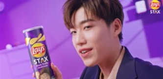 배우 PP Krit을 활용한 Lay’s의 광고 [ 광고 캡처]