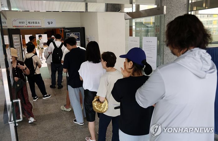 제9회 전국동시지방선거일인 3일 유권자들이 서울 언주중학교에 마련된 삼성2동제3투표소에서 투표를 하기 위해 줄을 서 있다.ⓒ연합뉴스