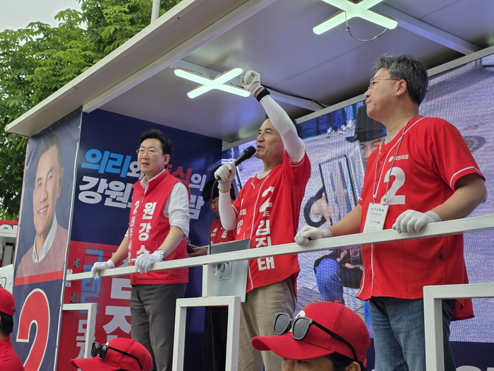 김진태 국민의힘 강원특별자치도지사 후보가 1일 원주시청 사거리에서 열린 거리 유세에서 박정하 의원, 원강수 원주시장 후보와 함께 지지를 호소하고 있다. ⓒ김진태 후보 캠프