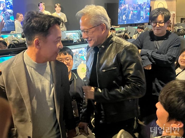 젠슨 황 엔비디아 CEO(가운데)와 김택진 엔씨 대표(왼쪽)가 7일 오후 서울 신논현 포털 PC방에서 엔씨가 진행한