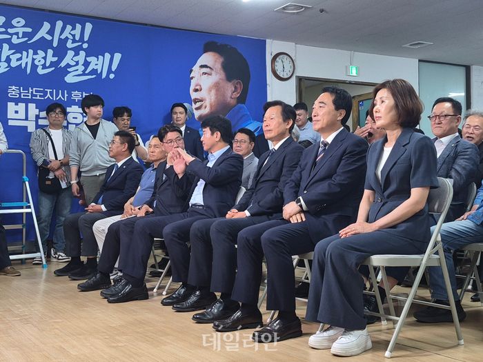 박수현 더불어민주당 충남도지사 후보가 3일 천안에 위치한 선거사무소에서 출구조사 결과를 기다리고 있다. ⓒ데일리안 김주혜 기자