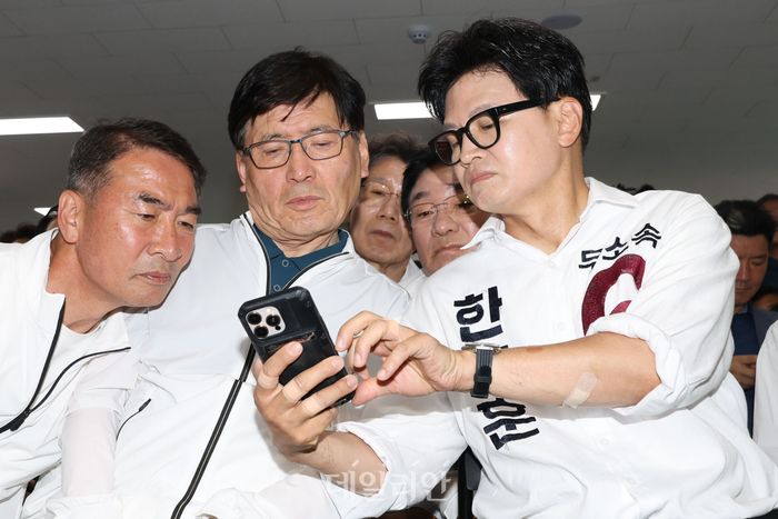 한동훈 무소속 부산 북갑 후보가 3일 부산 북구 선거사무소에서 출구조사 결과를 지켜보고 있다.ⓒ데일리안 방규현 기자