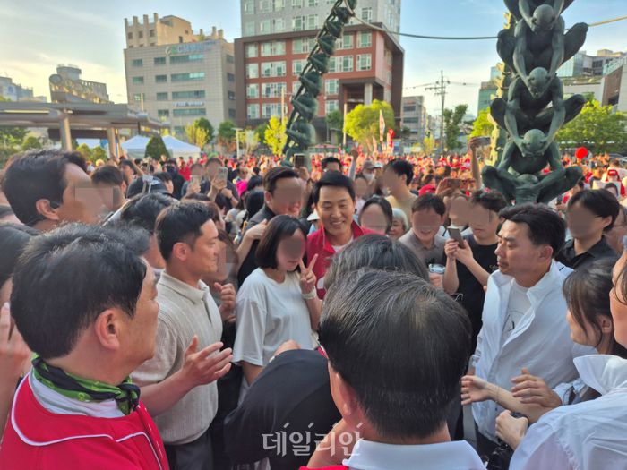 오세훈 국민의힘 서울시장 후보가 31일 영등포 타임스퀘어에서 유세를 마친 후, 시민들의 사진 촬영 요청에 응하고 있다. ⓒ데일리안 김주훈 기자