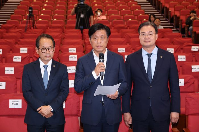 조승래 더불어민주당 중앙선대위 총괄선대본부장이 3일 오후 서울 여의도 국회 의원회관에 마련된 개표 상황실에서 국민의힘의 투표용지 부족 관련 개표 중단 요구에 대해 반대 뜻을 밝히고 있다. ⓒ뉴시스