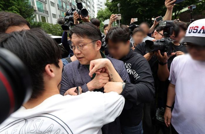 김범진 서울시선거관리위원회 사무처장이 4일 오전 제9회 전국동시 지방선거 투표용지 부족 사태를 겪은 서울 송파구 잠실7동 제2투표소 앞에서 부정선거를 외치는 일부 시민들에게 항의를 받고 있다. ⓒ 뉴시스